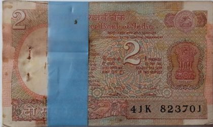2 Rupees Bundle notes Governor R.N.MALHOTRA  Plain Inset (1985-1990) UNC (100 Notes) Notes 701 (Slightly stained) - Image 2