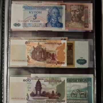 World currencies 100 Difference in Album